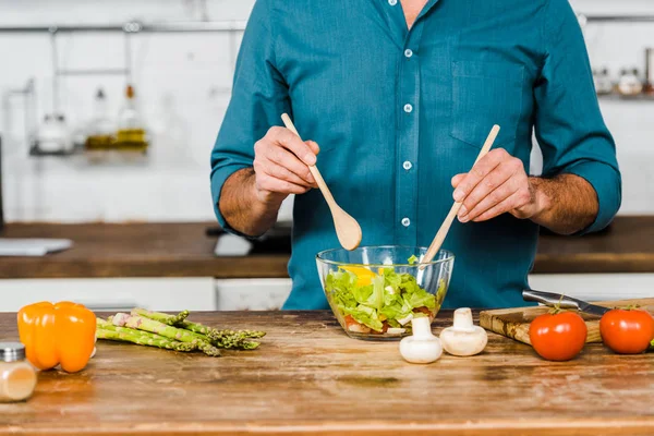 Cropped Image Mature Man Mixing Salad Bowl Kitchen — Stock Photo, Image