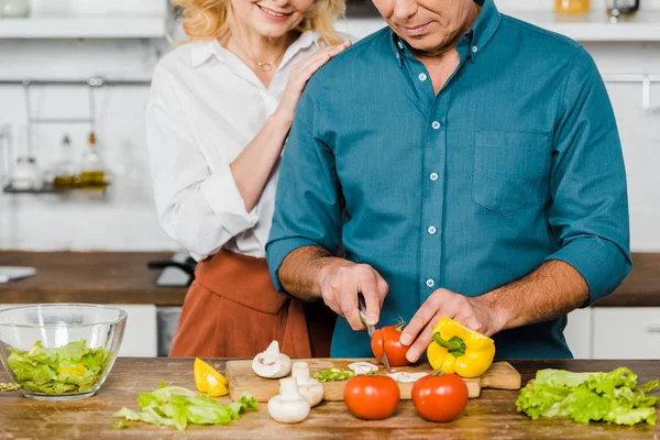 Imagen Recortada Esposa Madura Abrazando Marido Mientras Cocina Ensalada Cocina —  Fotos de Stock