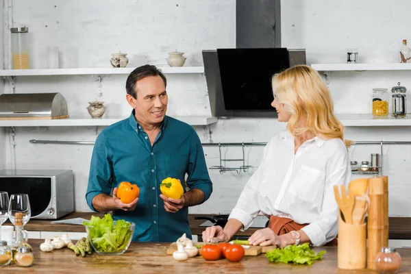 Casal Maduro Cozinhar Salada Juntos Cozinha — Fotografia de Stock