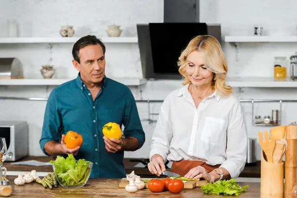 Ouder Paar Salade Samen Keuken Koken — Stockfoto
