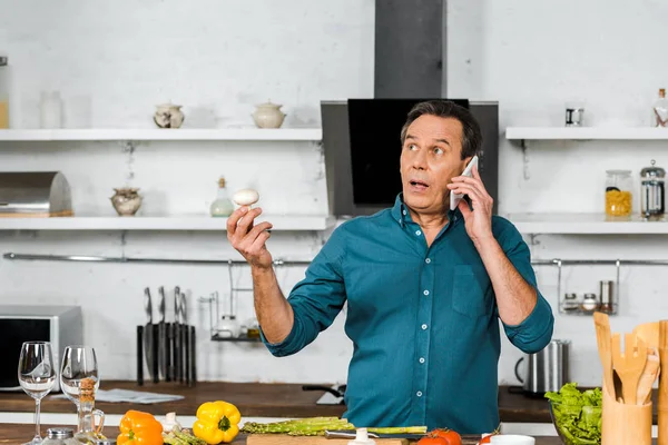 Bonito Meia Idade Homem Falando Por Smartphone Enquanto Cozinha Cozinha — Fotografia de Stock