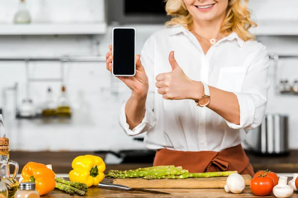 Boş Ekran Ile Akıllı Telefon Tutarak Mutfakta Başparmak Gösterilmesini Kadın — Stok fotoğraf