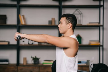 bı-ırkçı adam dumbbells ile egzersiz yan görünüm 