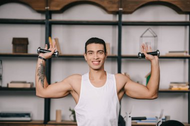 dövmeli bı ırkçı adam ile halter egzersiz 