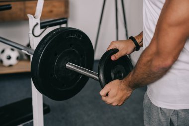 yoğun disk üzerinde halter koyarak adam görünümünü kırpılmış 