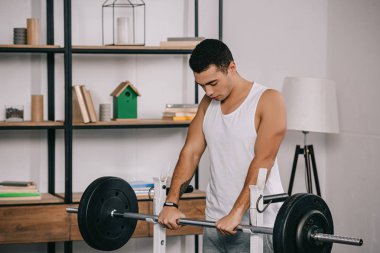yakışıklı bı ırkçı adam ev spor salonunda egzersiz 