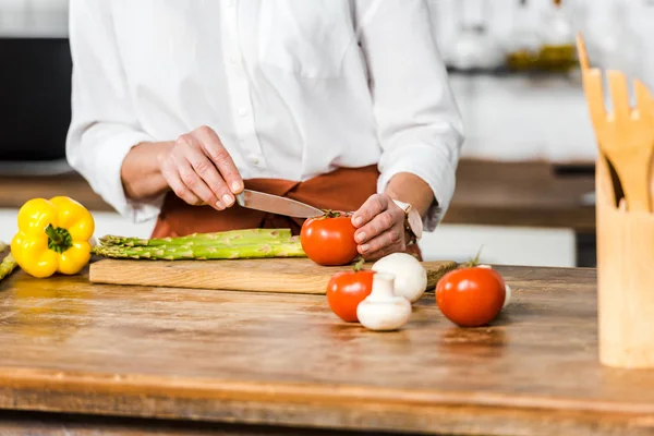 Imagem Cortada Mulher Meia Idade Cortando Legumes Cozinha — Fotografia de Stock