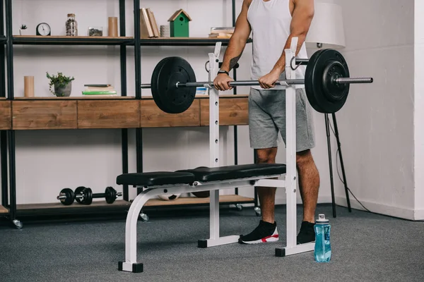 Recortado Vista Hombre Ejercitando Casa Gimnasio — Foto de Stock