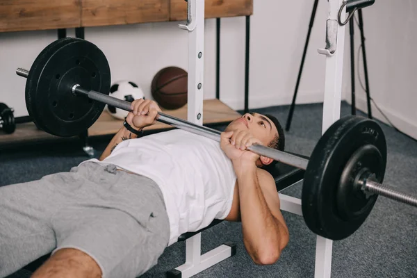 Entrenamiento Hombre Raza Mixta Con Barra Gimnasio Casa — Foto de Stock