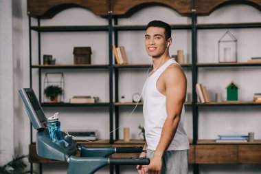 neşeli bi ırk sporcu listining müzik kulaklık