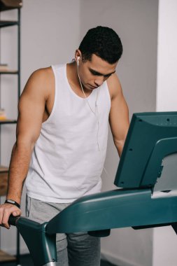  koşu bandında egzersiz ve kulaklık müzik dinleme karışık yarış adam 