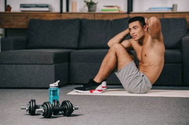 halter spor şişe arka plan üzerinde bı ırksal adamla yakınındaki seçici odak 