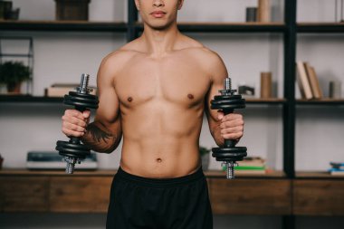 Halter içinde ev jimnastik salonu tutan bı ırkçı adam görünümünü kırpılmış 