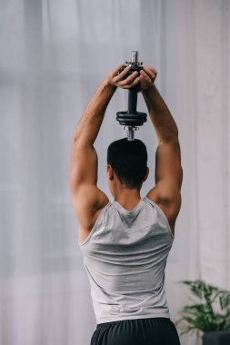 arkadan görünüşü dumbbell tutarak spor üzerine kafa ayakta adam 