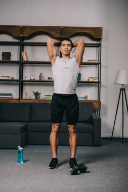 spor ve egzersiz oturma odasında ayakta bı ırkçı adam 