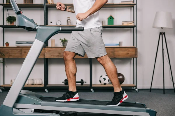 Vista Recortada Deportista Musculoso Corriendo Cinta Correr — Foto de Stock