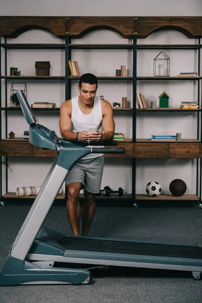 Strong Mixed Race Man Using Smartphone Treadmill — Stock Photo, Image