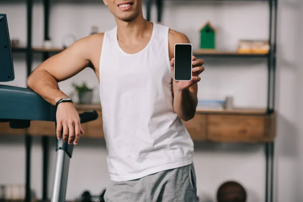 Beskuren Bild Glada Blandad Ras Man Ler Och Håller Smartphone — Stockfoto