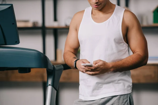 Vista Cortada Homem Forte Usando Smartphone — Fotografia de Stock