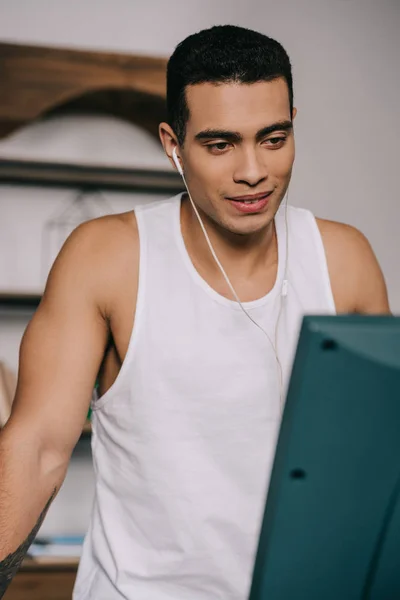 Sorrindo Mestiço Homem Ouvindo Música Fones Ouvido — Fotografia de Stock