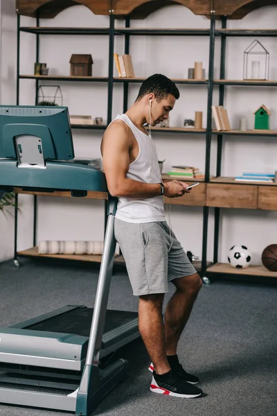 Handsome Racial Man Standing Sportswear Listening Music Earphones While Using — Stock Photo, Image