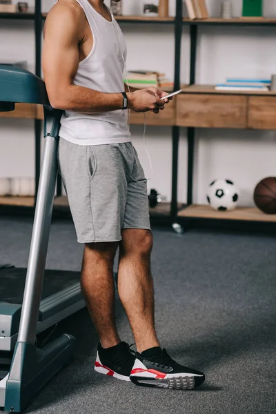 Bijgesneden Beeld Van Mens Staan Sportkleding Het Gebruik Van Smartphone — Stockfoto