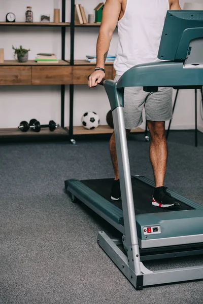 Vista Recortada Del Hombre Haciendo Ejercicio Cinta Correr Sala Estar — Foto de Stock