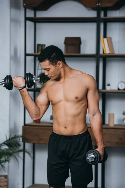 Homem Racial Olhando Para Músculos Durante Exercício Com Halteres Pesados — Fotografia de Stock