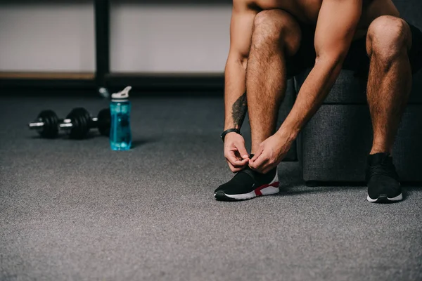 Vista Recortada Del Hombre Atando Cordones Zapatos Zapatilla Deporte Sala —  Fotos de Stock