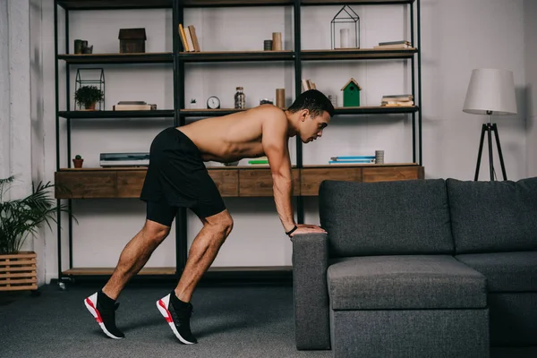 Musculoso Hombre Raza Mixta Haciendo Ejercicio Cerca Sofá Sala Estar — Foto de Stock