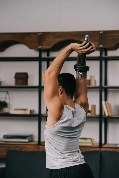 Hombre Sosteniendo Mancuerna Sobre Cabeza — Foto de Stock