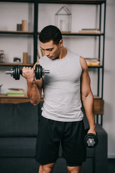 Bonito Misto Raça Homem Olhando Para Músculos Durante Exercício — Fotografia de Stock