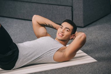 fitness mindere yalan el dövme ile neşeli karışık yarış atlet