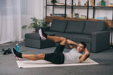 yakışıklı karışık yarış atlet spor fitness mat egzersiz yapıyor
