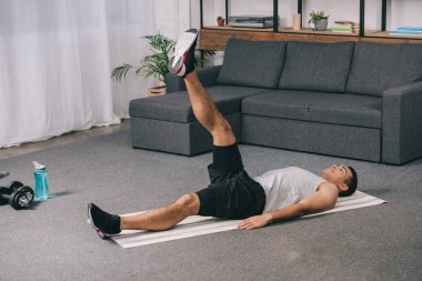 bı-ırksal atlet ayak üzerinde egzersiz fitness mindere yalan yapmak