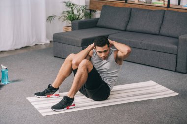 egzersiz fitness mat yapan yakışıklı bı ırksal erkek
