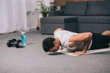 egzersiz fitness mat daire yaparak güçlü bı ırksal sporcu 