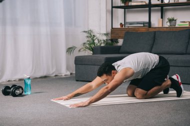 bı-ırkçı adam geri fitness mat için germe egzersiz yaparak