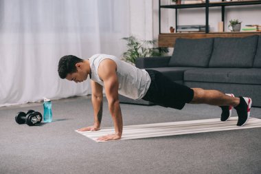 gönderme yapan bı ırksal erkek spor fitness mat up