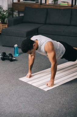 itme yapıyor bı ırksal sporcu spor fitness mat up