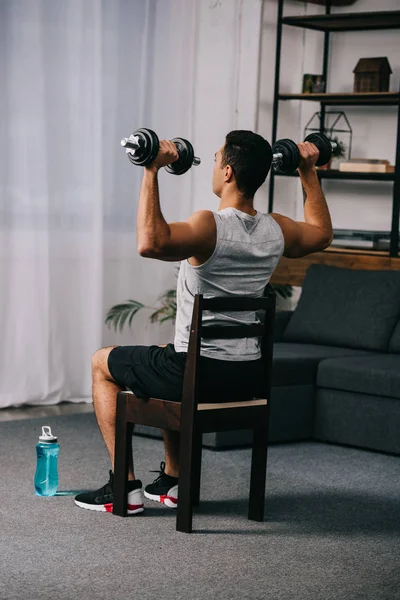 Musculoso Hombre Raza Mixta Sosteniendo Pesadas Mancuernas Mientras Está Sentado — Foto de Stock