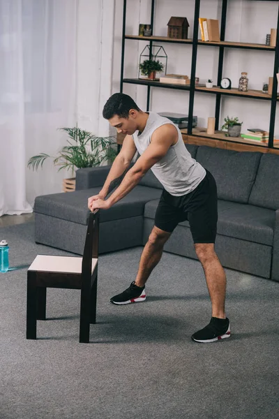 Atleta Raza Mixta Utilizando Silla Para Ejercicio Sala Estar — Foto de Stock