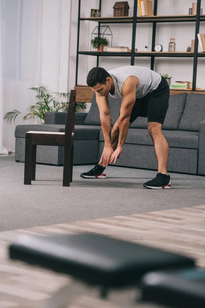 Atleta Carrera Mixta Muscular Haciendo Ejercicio Cerca Silla Sala Estar — Foto de Stock