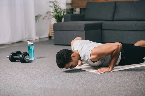 Fuerte Deportista Racial Haciendo Ejercicio Alfombra Fitness Apartamento — Foto de Stock