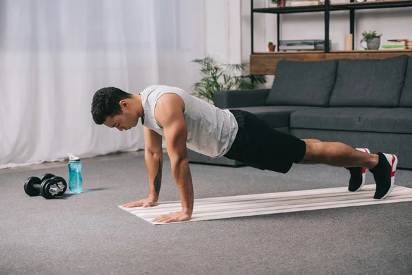 Rasové Muž Dělá Push Ups Sportovní Oblečení Fitness Mat — Stock fotografie