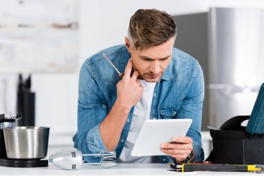 yakışıklı adam dijital tablet Mutfak mikser tamiri beyaz kullanma 