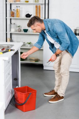 yakışıklı adam evye araçları ile sabitleme 