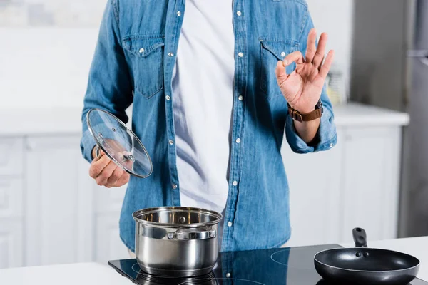 Vista Cortada Homem Mostrando Gesto Enquanto Cozinha Comida Panela Fogão — Fotografia de Stock