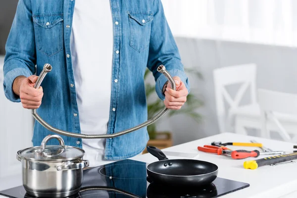 Vista Cortada Homem Segurando Mangueira Metal Nas Mãos Cozinha — Fotografia de Stock