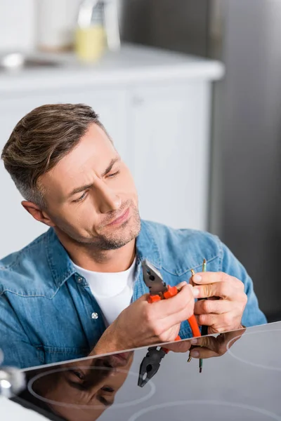 Handsome Man Repairing Wires Electric Stove — Stock Photo, Image